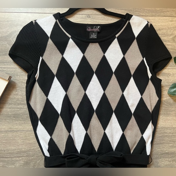 Questions by say what diamond patterned belted sweater top. Size M - Picture 2 of 8